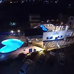 Honeymoon Perivolos (Santorini)