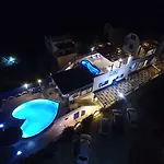 Honeymoon 4* Perivolos (Santorini)