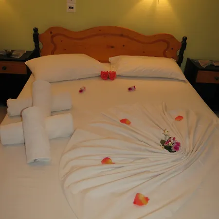 Honeymoon Aparthotel Perivolos (Santorini)